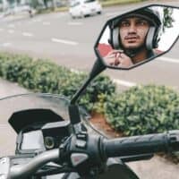 Orang emosi naik motor