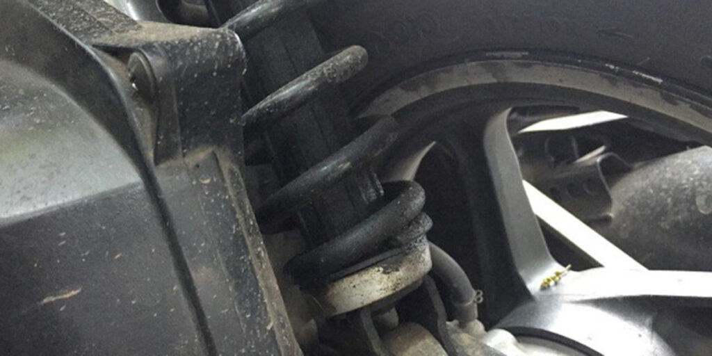 Hati-hati! Menggunakan Shockbreaker Belakang Bocor Bisa Berakibat Fatal