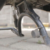 Benarkah Jika Terparkir Lama, Motor Harus Menggunakan Standar Tengah?