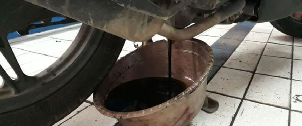Oli Mesin Berwarna Hitam Normal Gak Sih?