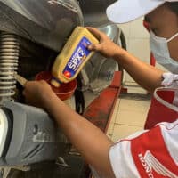 Oli Mesin Berwarna Hitam Normal Gak Sih?