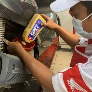 Oli Mesin Berwarna Hitam Normal Gak Sih?