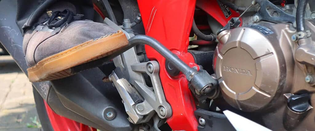 Benarkah Menyalakan Motor dengan Kick Starter Lebih Aman untuk Mesin?