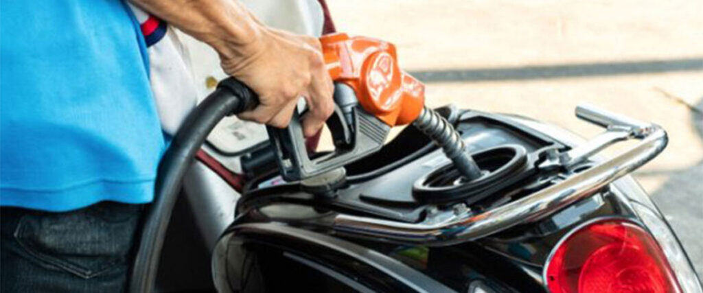 Jangan Sepelekan! Bahaya Mengisi Bahan Bakar Saat Mesin Motor Masih Menyala