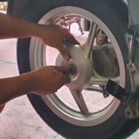 Tanda Baut Roda Motor Kendor dan Bahaya yang Wajib Diwaspadai Tanda Baut Roda Motor Kendor dan Bahaya yang Wajib Diwaspadai