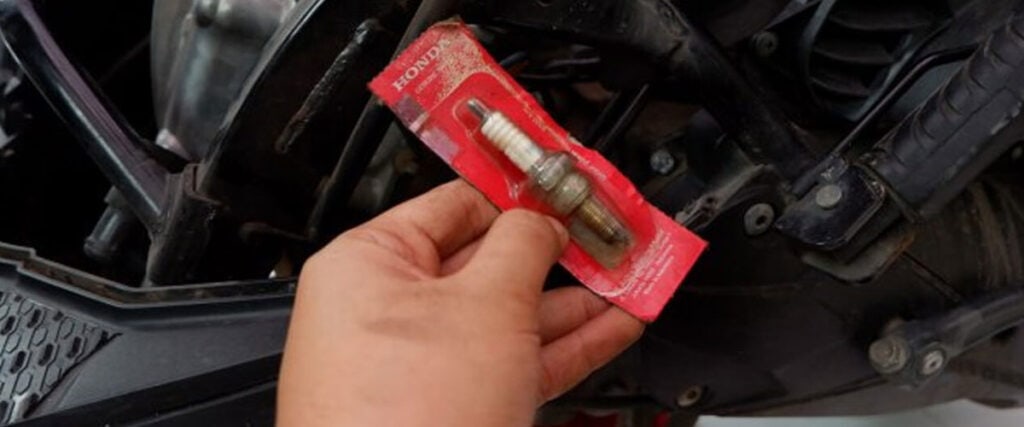Bahaya Menggunakan Busi KW? Ini Risikonya buat Motor Kesayangan Anda!
