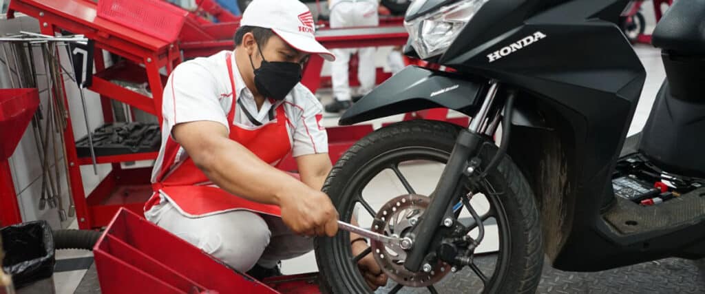 Kenapa Motor Bergetar Aneh Setelah Ganti Ban?