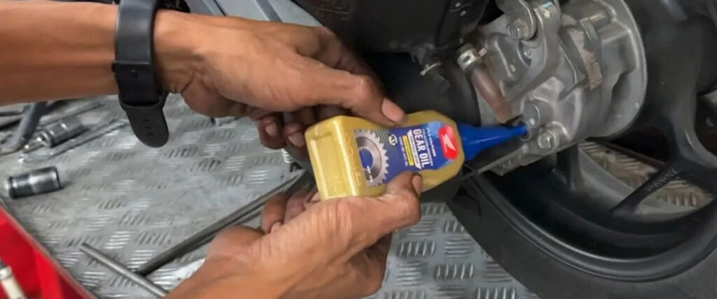 Oli Gardan Kering? Ini Penyebab dan Bahayanya pada Motor!