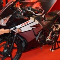 Honda CBR 150R Black Tampilan Samping Close Up