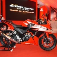 Honda CBR 150R Red Tampilan Samping