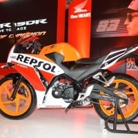 Honda CBR 150R Repsol Tampilan Samping